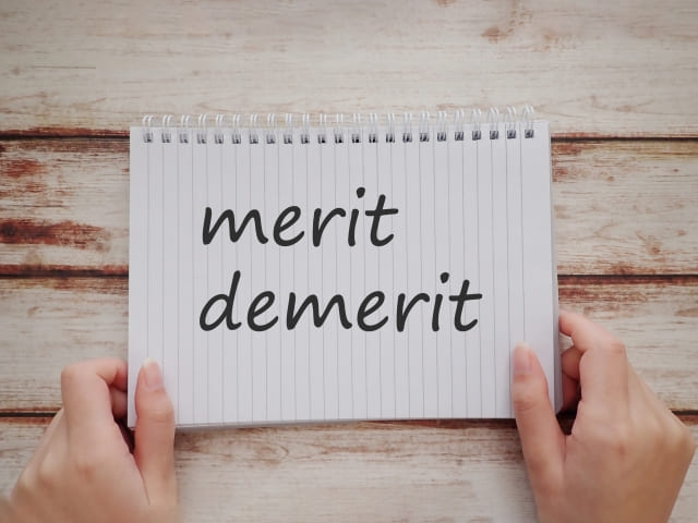 ノートに書かれた「merit」「demerit」