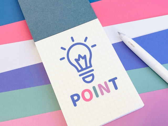 POINTと電球が書かれたメモ帳